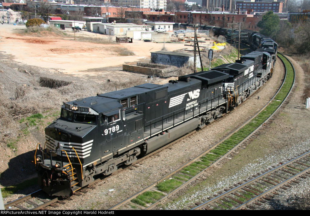 NS 9789 leads train 349 around the curve at Boylan